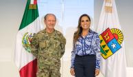 La gobernadora Mara Lezama y el Almirante Ojeda Durán revisan estrategias contra el sargazo.