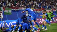 Futbolistas  italianos celebran el gol de último segundo, ayer,