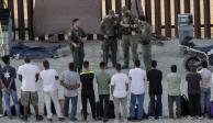 Ajentes fronterizos de EU detuvieron a migrantes indocumentados en Tijuana, Baja California, el  6 de junio.