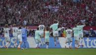 Jugadores austriacos celebran con sus aficionados el pase a los octavos de final, ayer, en Alemania.