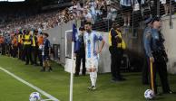 El delantero argentino Lionel Messi cobra un tiro libre durante el partido contra Chile por el Grupo A de la Copa América 2024