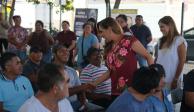 Mara Lezama entrega despensas a pescadores de Puerto Juárez afectados por el cierre de puertos.