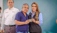 La gobernadora Evelyn Salgado entrega tarjetas del programa IMSS-Bienestar a beneficiarios en Guerrero.