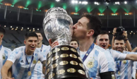 Lionel Messi besa el trofeo de la Copa América tras la victoria ante Brasil en la final de 2021, en el estadio Maracaná de Río de Janeiro