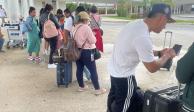 Turistas esperan un taxi en el aeropuerto de Cancún, ayer.
