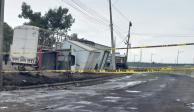 Autoridades locales toman muestras de una coladera con combustóleo, ayer.