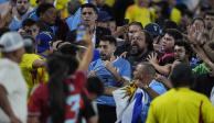 Jugadores de Uruguay pelean en tribuna con colombianos.