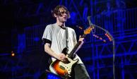 El guitarrista Josh Klinghoffer, durante una presentación en vivo, en una imagen de archivo.