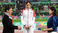 Ana Gabriela Guevara entrega medalla a Paola Morán en los Juegos Panamericanos de Lima 2019