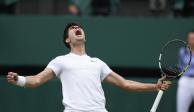 El español Carlos Alcaraz celebra al vencer al ruso Daniil Medvedev en la semifinal de Wimbledon