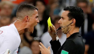 El árbitro mexicano, César Arturo Ramos, amonesta a Cristiano Ronaldo en el Mundial de Rusia 2018
