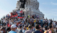 Cubanos protestan frente al monumento a Máximo Gómez en La Habana, en julio de 2021.