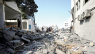 Palestinos inspeccionan los daños en un barrio de la Franja de Gaza, ayer.