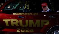 Un automóvil con una imagen del candidato presidencial republicano y expresidente estadounidense Donald Trump está estacionado después de que resultó herido cuando se dispararon durante un mitin de campaña.