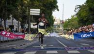 El keniata Fredrick Yeko cruzó la meta del Medio Maratón de la CDMX en el primer lugar.