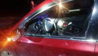Automóvil sufrió impactos de bala en la carretera.