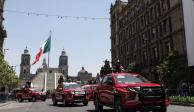 Bomberos capitalinos, durante la recepción de los 13 automóviles entregados por el Gobierno local, ayer, en el Zócalo.