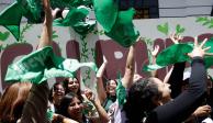 Feministas celebran frente al Congreso de Puebla la despenalización del aborto en la entidad, ayer.