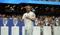 Kylian Mbappé, de Francia, posa para las cámaras después de ser presentado a los fanáticos como nuevo jugador del Real Madrid en el Estadio Santiago Bernabéu