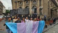 Manifestantes con la bandera trans, ayer, afuera del Congreso de la CDMX.