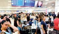 Pasajeros varados en el Aeropuerto Internacional de la Ciudad de México, ayer.