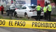 Policías de Morelos resguardan el lugar del asesinato de un oficial, ayer.