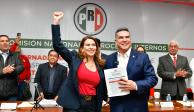 Alejandro Moreno, tras su registro como aspirante a la presidencia del PRI, junto con Carolina Viggiano, ayer.