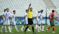 El árbitro anula el 2-2 de Argentina, ayer, en Saint-Étienne.