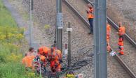 Trabajadores laboran en la zona de trenes que fue vandalizada en Croisilles, al norte de Francia, ayer.