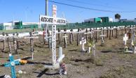 Cruces de madera en memoria a los 63 mineros que quedaron atrapados tras un derrumbe en el 2006 registrado en Pasta de Conchos