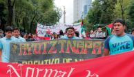 Padres de los 43 y estudiantes de Ayotzinapa marcharon ayer en CDMX.