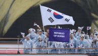 La embarcación que traslada al equipo de Corea del Sur recorre el río Sena durante la ceremonia de inauguración de los Juegos Olímpicos de París 2024