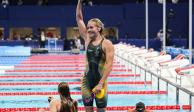 Ariarne Titmus celebra después de conseguir el oro en los 400 metros libres femenil de la natación de París 2024.