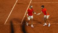 Rafael Nadal y Carlos Alcaraz celebran un punto en su partido de dobles ante los argentinos Andrés Molteni y Máximo González en París 2024.