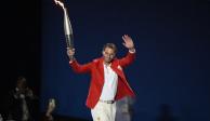 Rafael Nadal con la antorcha olímpica durante la ceremonia inaugural de París 2024.
