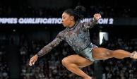 Simone Biles compite en la viga de equilibrio durante la ronda clasificatoria de la gimnasia de los Juegos Olímpicos París 2024