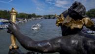 Una barcaza surca por el río Sena frente al puente Alexandre III durante los Juegos Olímpicos de París 2024