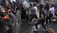 Manifestantes chocan con policías en calles de Venezuela en rechazo a la nueva reelección de Nicolás Maduro.