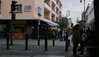 Capitalinos frente a un departamento en renta en la alcaldía Cuauhtémoc, ayer.