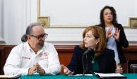 El secretario de Gobierno, Ricardo Ruíz Suárez, entregó a la presidenta de la Mesa Directiva del Congreso capitalino, Gabriela Salido, la iniciativa de vivienda.