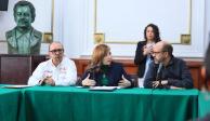 De izq. a der.: Ricardo Ruiz, Gabriela Salido e Inti Muñoz, en la entrega-recepción de la iniciativa sobre rentas, ayer.