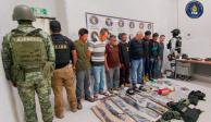 Elementos de seguridad de Guerrero aprehendieron a ocho hombres, a quienes aseguró ayer armas, droga, dinero y gorras con las siglas CJNG.