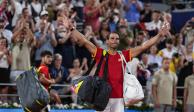 Rafael Nadal se despide de la afición, ayer, tras su caída con Carlos Alcaraz en dobles.