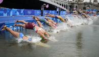 Deportistas se lanzan a las aguas del río Sena al inicio de la prueba femenina de triatlón de los Juegos Olímpicos París 2024