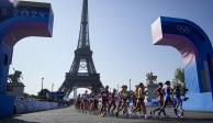 Las marchistas, ayer, mientras competían en las calles de Francia.