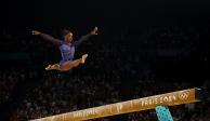 Simone Biles en una de sus rutinas, ayer, en Bercy Arena.