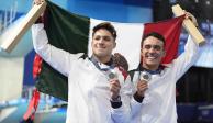 Osmar Olvera y Juan Celaya festejan con la medalla de plata de clavados sincronizados trampolín de 3m que consiguieron en los Juegos Olímpicos París 2024