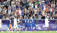 Los galos celebran con su afición el pase a la siguiente ronda.