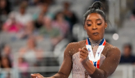 Simone Biles reacciona a su victoria durante el campeonato de gimnasia en Estados Unidos