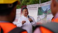 Julio Menchaca, gobernador de Hidalgo, durante la reconstrucción de caminos y carreteras afectadas por lluvias.